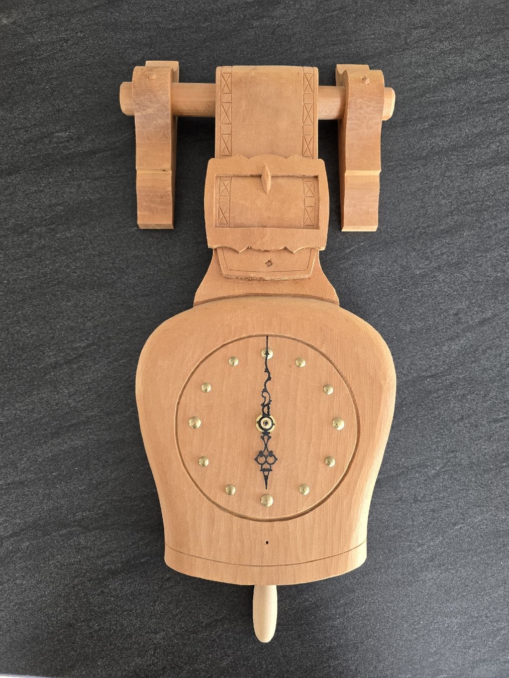 Orologi da terra & Orologi da parete: Wanduhr aus Holz Glocken/ Schellenform – Usato da Rorschacherberg venduto da Scharfeegge