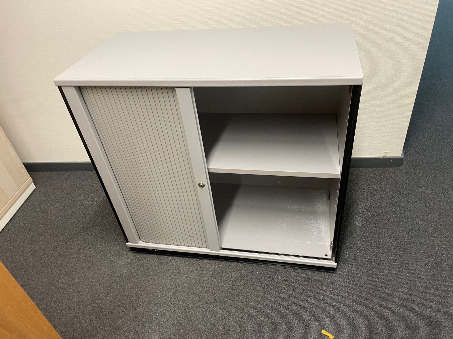 Schränke: Büro Rolladen-Aktenschrank Holz Hellgrau – Gebraucht aus Frenkendorf von pivot02 1