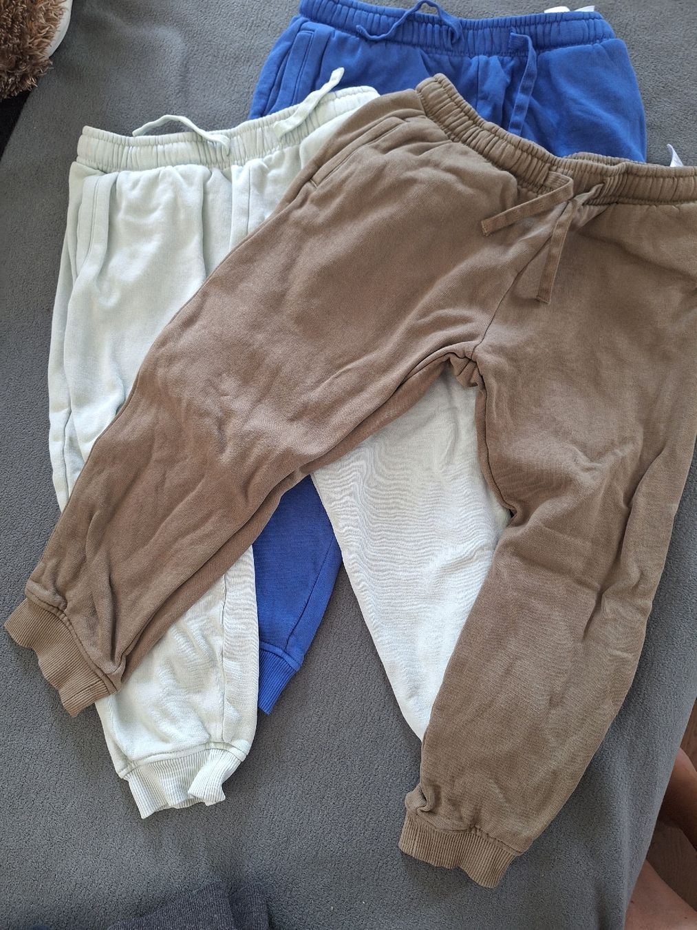Lotti & Set di vestiti: Trainerhosen 122/128 – Usato da Dällikon venduto da Sonnenblume-111