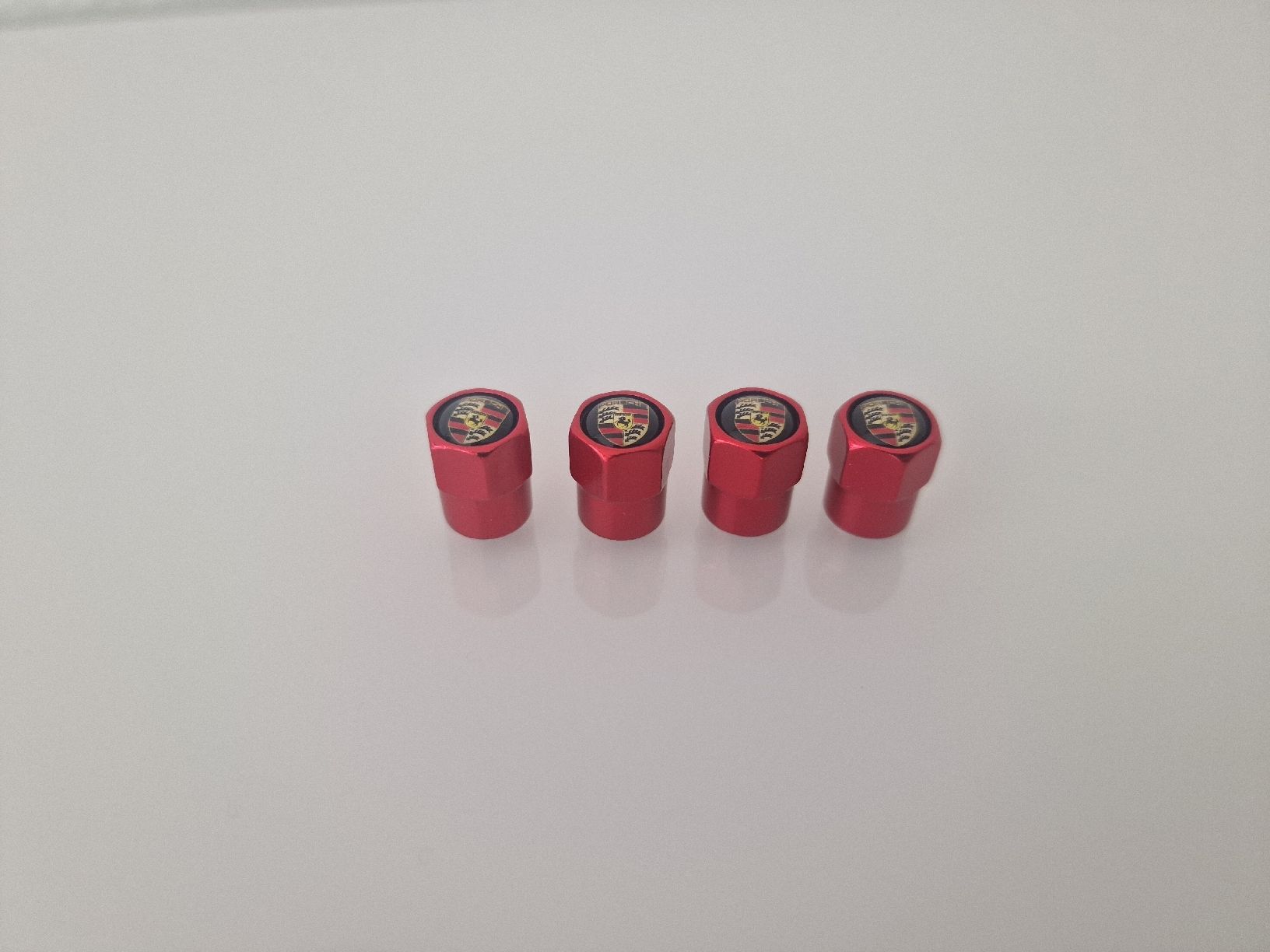 Porsche Alle Autoersatzteile: Ventilkappen ( Porsche Logo ) rot – Neu und originalverpackt aus Sissach von