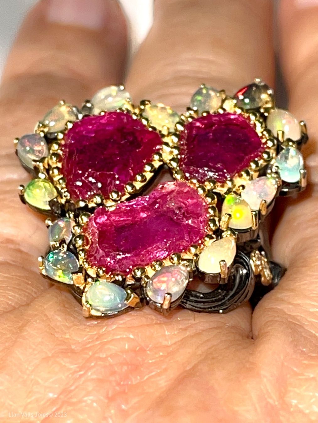 Llan Valls Joies Anelli: Natural Rough Ruby Slabs & Opals Black Rhodium SS925 Ring – Nuovo (secondo la descrizione) da Birsfelden venduto da Brut