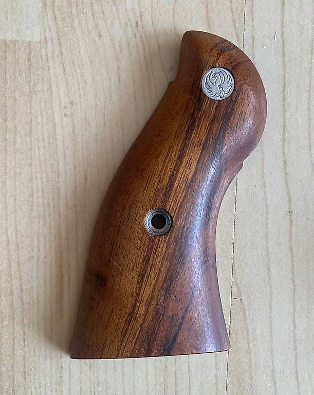 Articoli in legno: Ruger Redhawk Nussbaum Holz Griff – Usato da Seuzach venduto da Ceres45 2