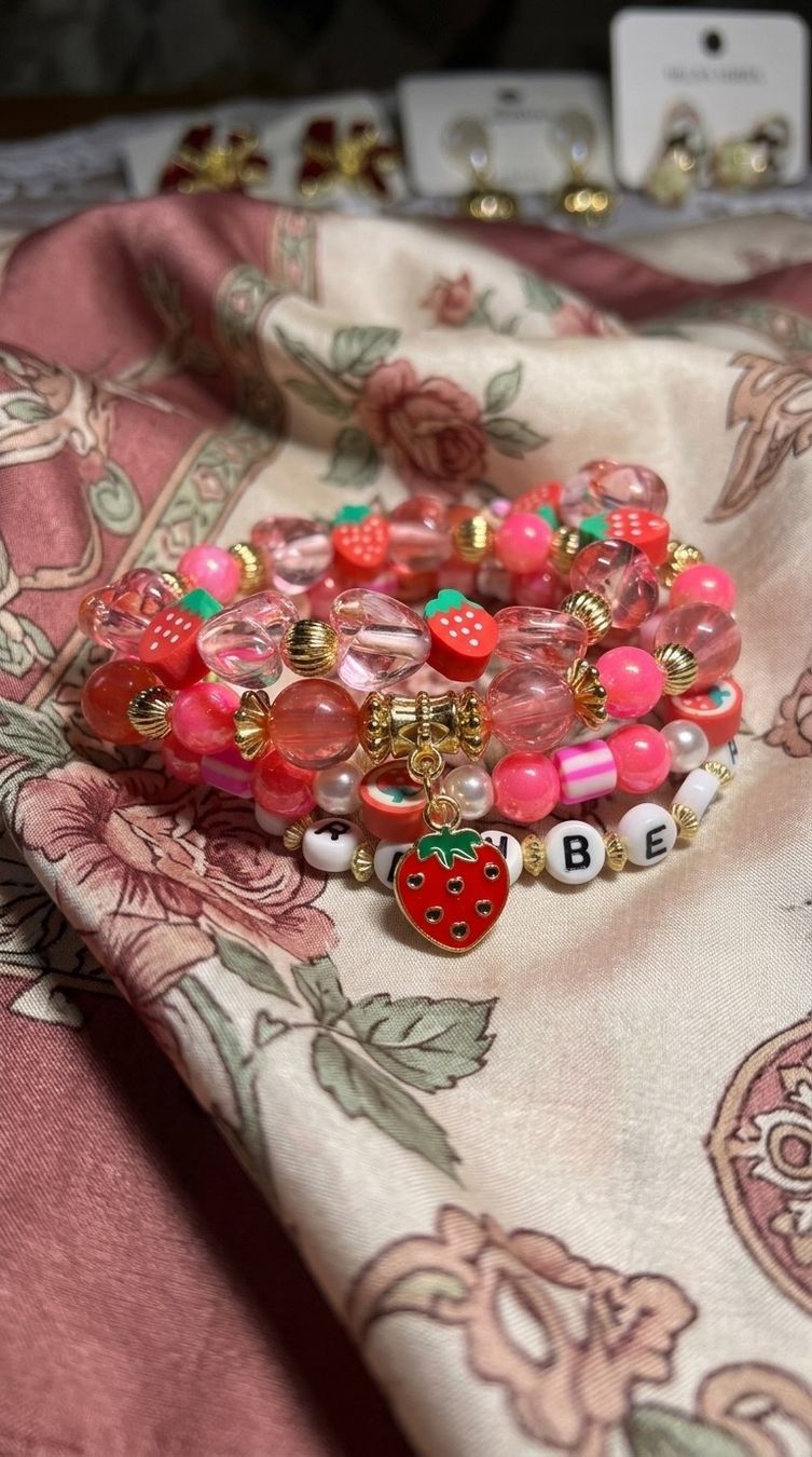 Bracciali & Braccialetti: Lots de 4 bracelets perles fraises rose – Nuovo e nell'imballaggio originale da St-Maurice venduto da Sandrinette123 1