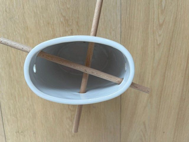 Vase & Récipients: Originelle Vase weiss mit Holzstäben – D'occasion à Arosa par auras 1