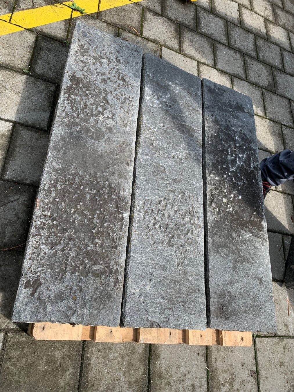 Bodenbeläge: 12 Stück Granit Platten Mauerabdeckplatten Natursteinplatten – Gebraucht aus Wallisellen von  6