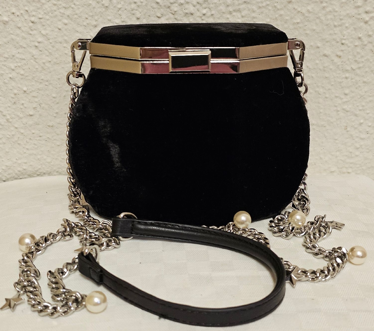 Zara Borse da donna: ZARA BASIC Samt Abendtasche / Clutch mit Kette & Perlendetai – Usato da Urdorf venduto da ole_mrp9 8