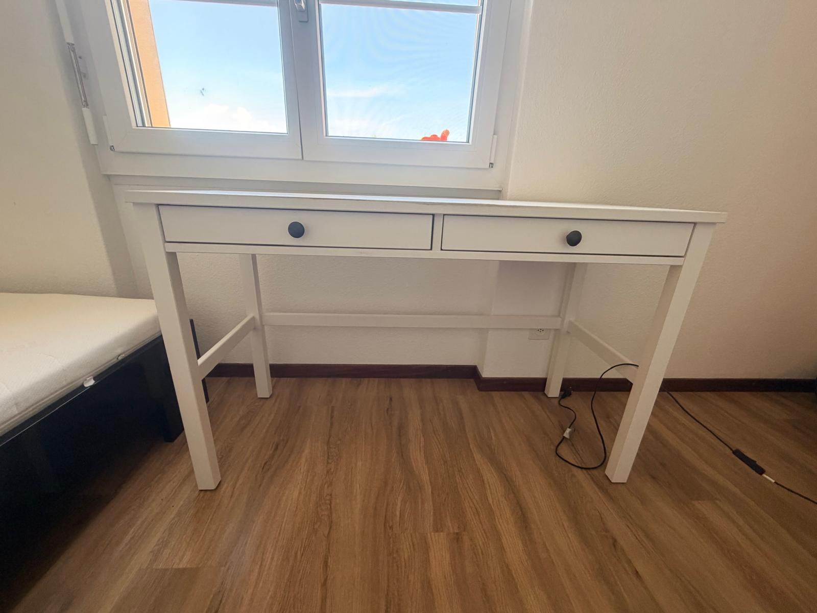 Schreibtische: Desk / Vanity Table for Sale – Gebraucht aus Alosen von len_r759