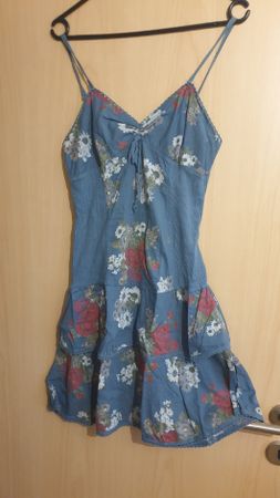 Kurzes leichtes Sommerkleid