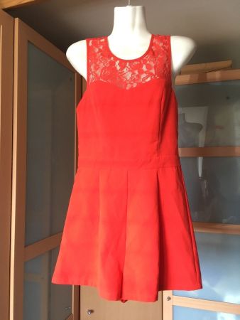 Combi-short jumpsuit avec dentelle rouge S très chic