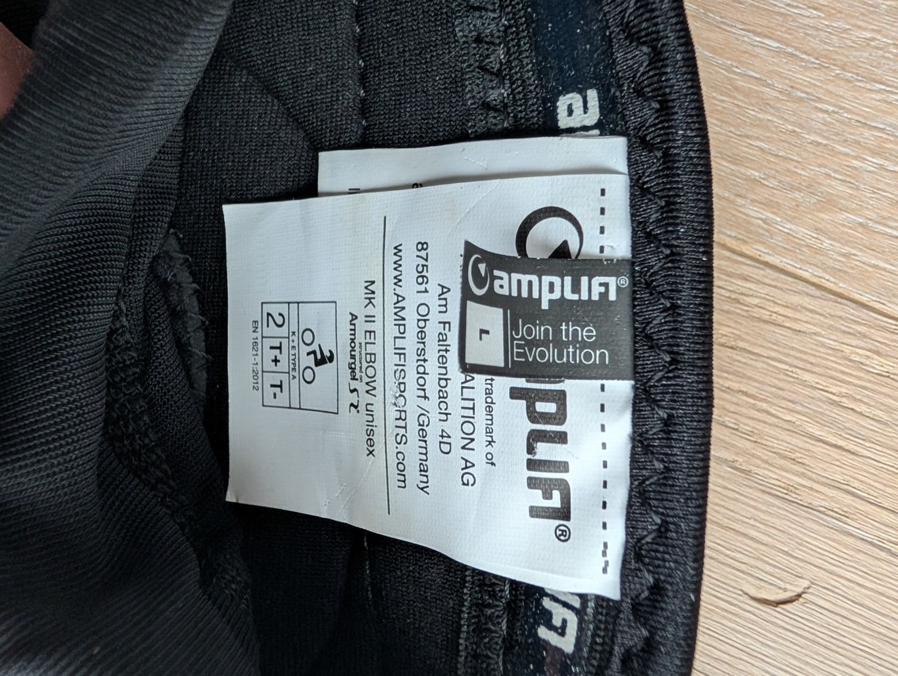 Protezioni & Imbottiture: Amplifi Ellbogenschoner Gr. L – Usato da Münsingen venduto da Phibe59