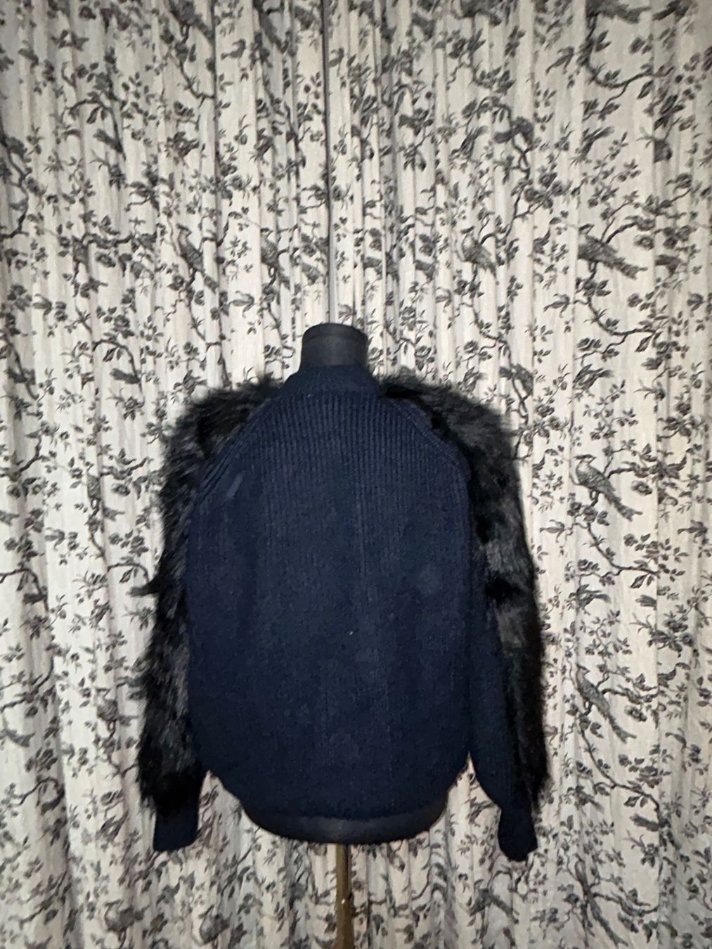 Pullover & Sweatshirts: DUNKELBLAUER PULLOVER MIT SCHWARZEM FELLÄRMEL – Gebraucht aus Luzern von Suneha 1