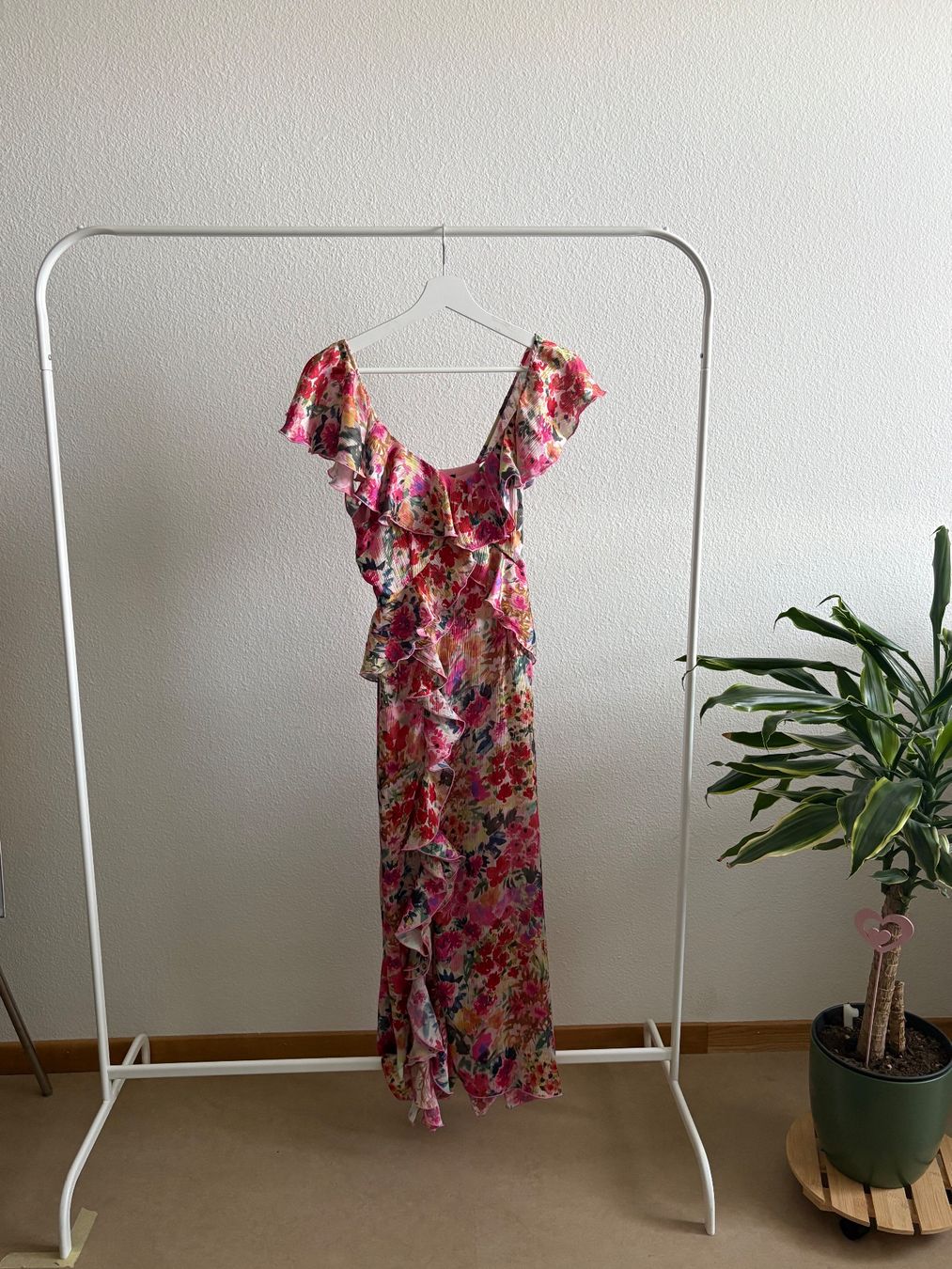 Zara Robes: Langes Kleid mit Blumenmuster und Volants – Neuf (Voir description) à Zürich par bbbggg
