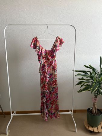 Langes Kleid mit Blumenmuster und Volants
