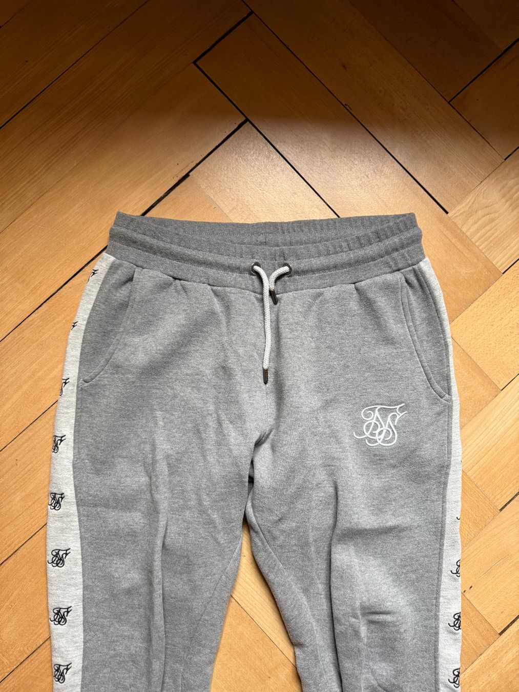 Siksilk Hosen: SIKSILK - Trainerhose hellgrau XXL – Gebraucht aus Zürich von Diazaio 1