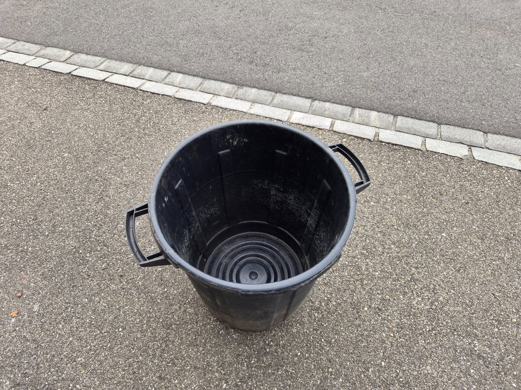 Behälter & Ähnliches: Grosse, robuste Tonne aus schwarzem Kunststoff 75L – Gebraucht aus Zürich von Primanoctis 3