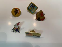 Pins 9 Konvolute USA Flugzeuge LKW + div. Fahrzeuge 50 Stk.!