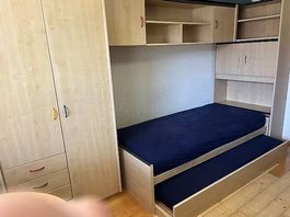 GRATIS - Jugendzimmer mit zwei Betten, Schrank, Hochschrank