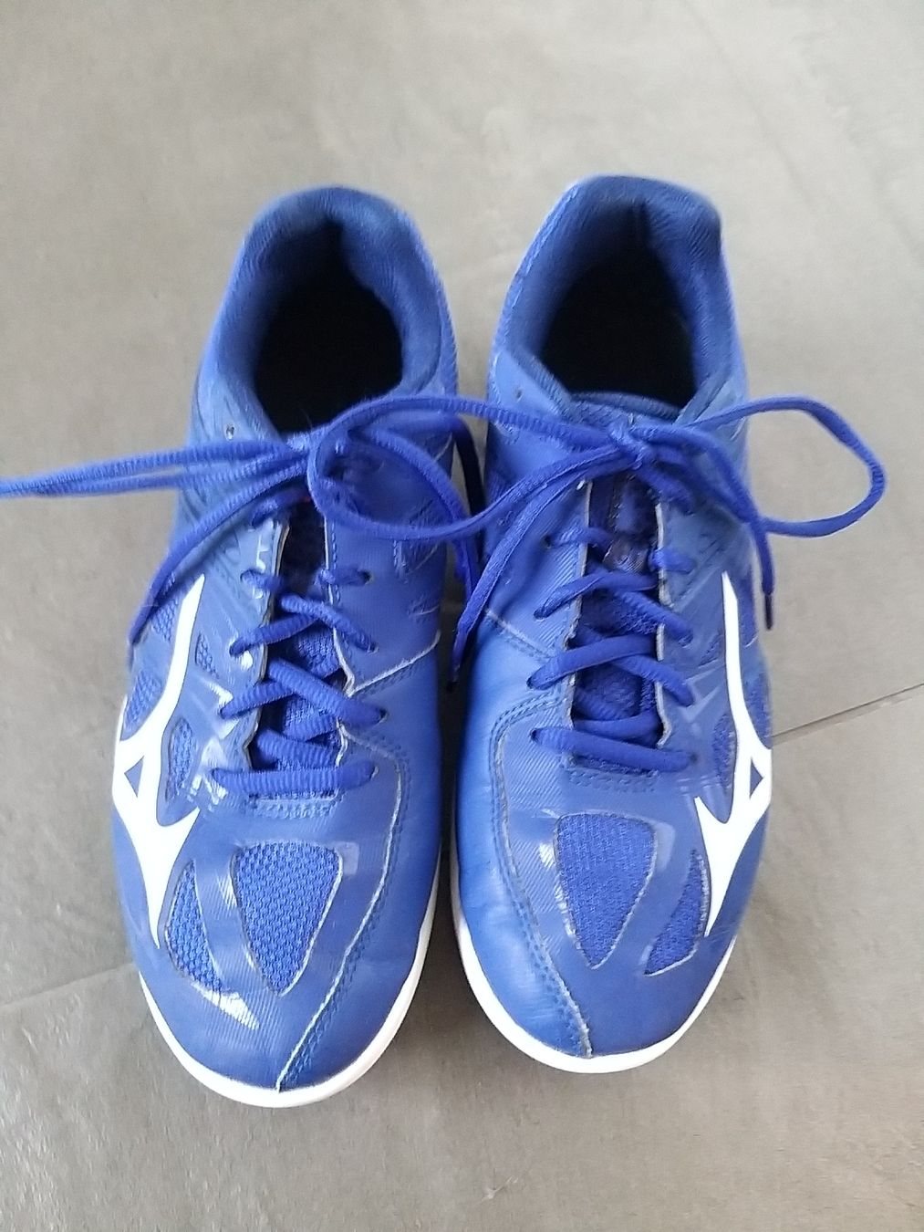 Mizuno Schuhe für Jungen: Mizuno Hallenturnschuhe Gr. 38.5 – Gebraucht aus Nänikon von Graceful