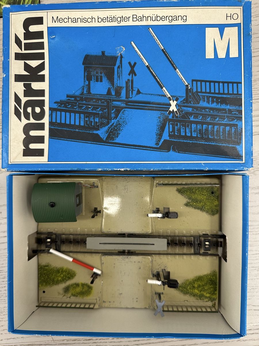 Märklin Modellini di ferrovie: Märklin 7390 Mechanischer Bahnübergang – Usato da Lupsingen venduto da New-Haven