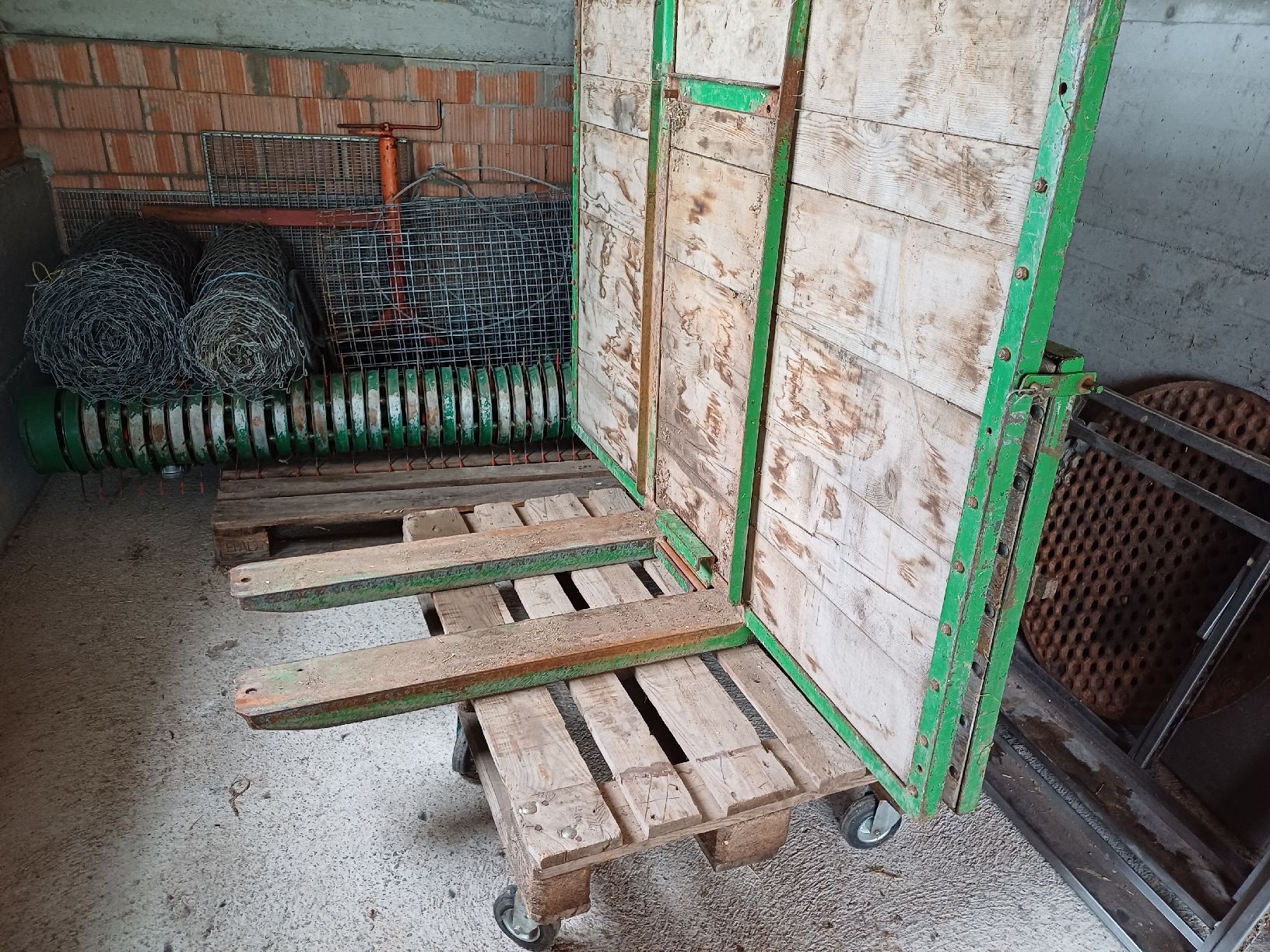 Tutte le macchine: Holzbrugli mit Palettengabel – Usato da St. Niklausen OW venduto da Baeri81 3