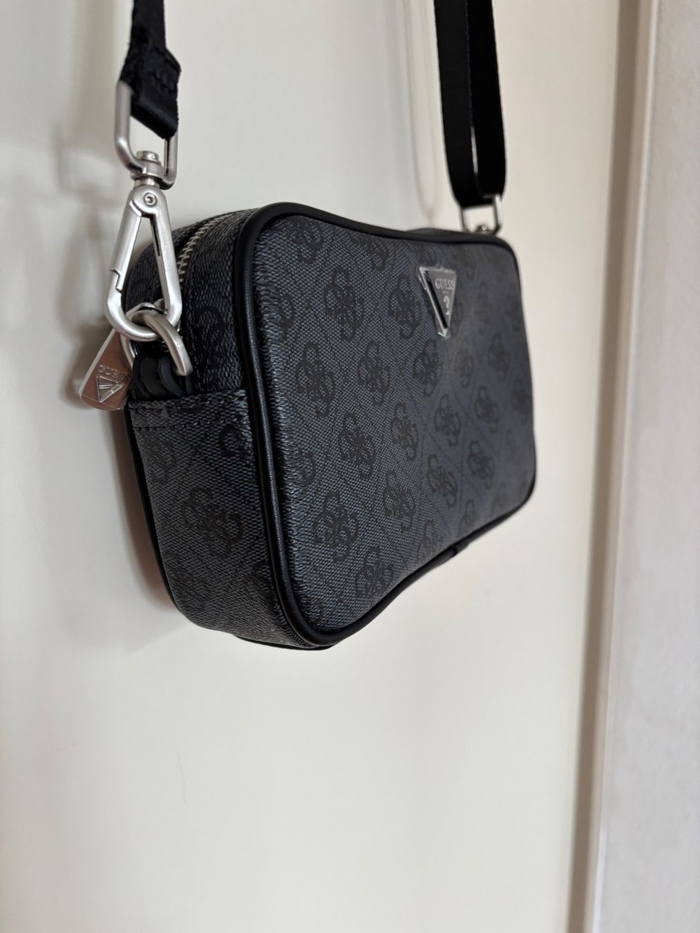Guess Taschen für Damen: Guess Schultertasche – Gebraucht aus Zug von Swissananda 1
