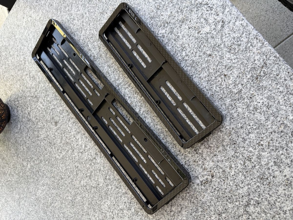 Alle Autoersatzteile: SwissKlick Wechselschild-Halter Carbon – Gebraucht aus Seedorf BE von Q-OTTO8