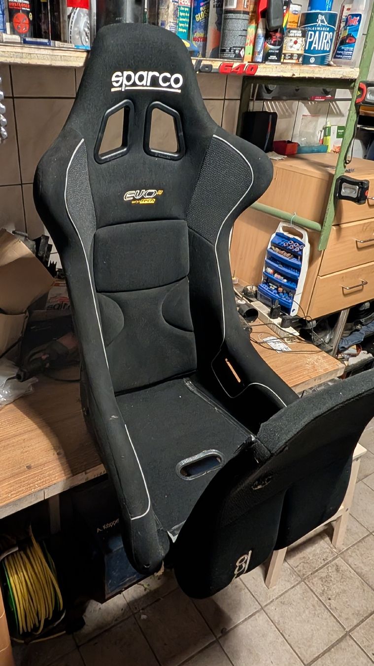 VW Tutti pezzi di ricambio auto: Sparco Evo Plus Schalensitz – Usato da Guttet-Feschel venduto da Misterblue 1