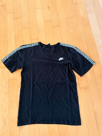 Schwarzes Nike T-Shirt