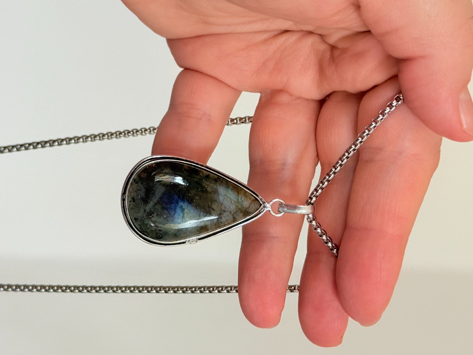 Catenine: Collier avec pendentif labradorite forme goutte – Nuovo e nell'imballaggio originale da Genève venduto da AGBERG 6