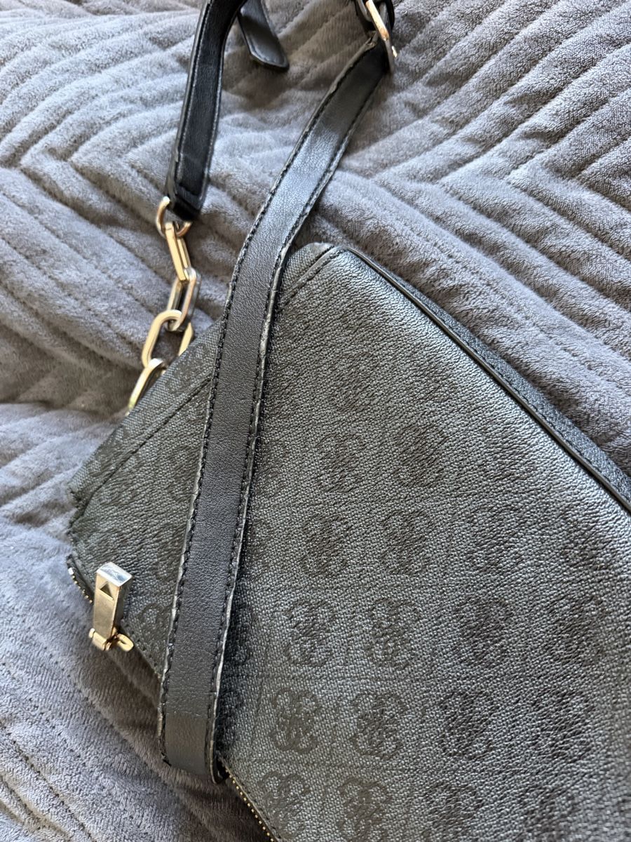 Taschen für Damen: Guess shoulder bag black monogram pattern used condition – Gebraucht aus Sierre von jus_ql98 5