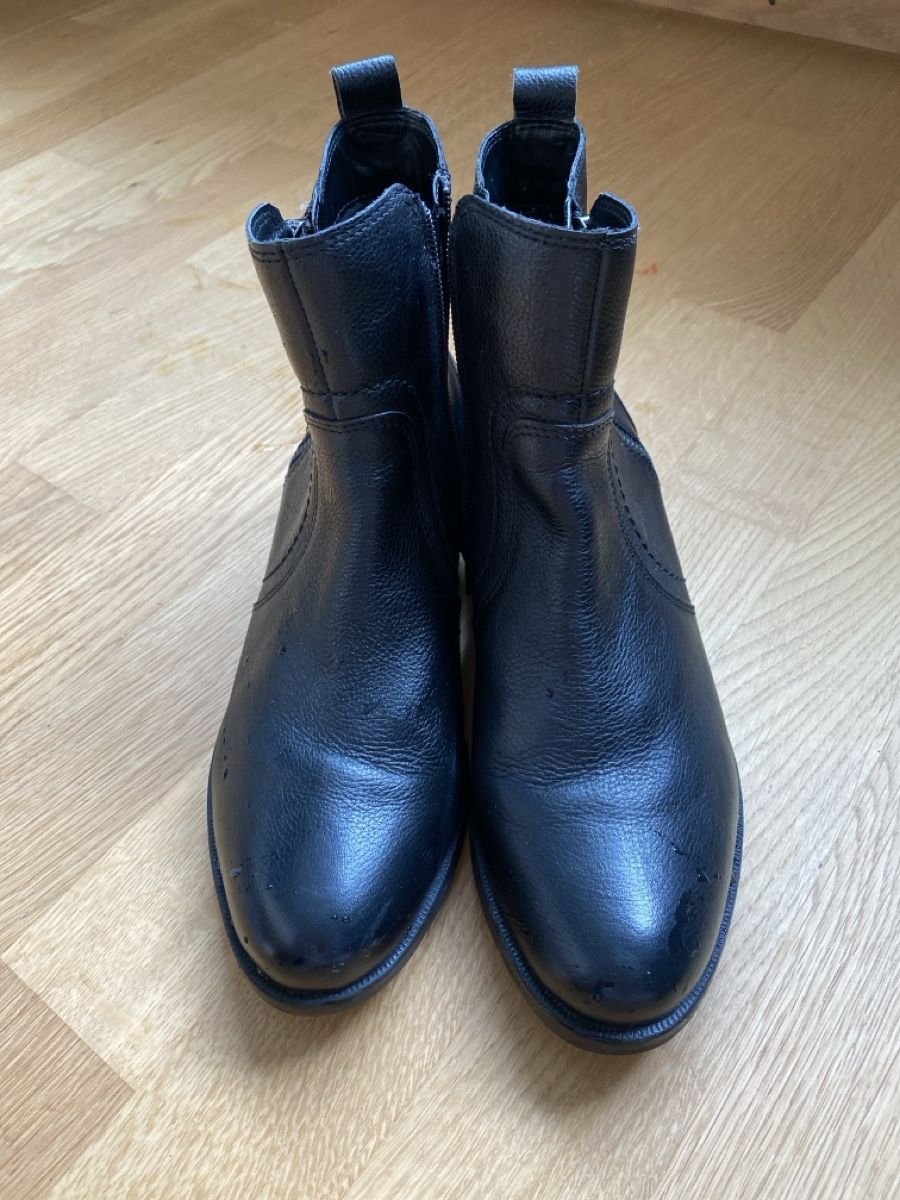 Scarpe da donna: Bottines en cuir noir 39 – Usato da Villeret venduto da Laloer22