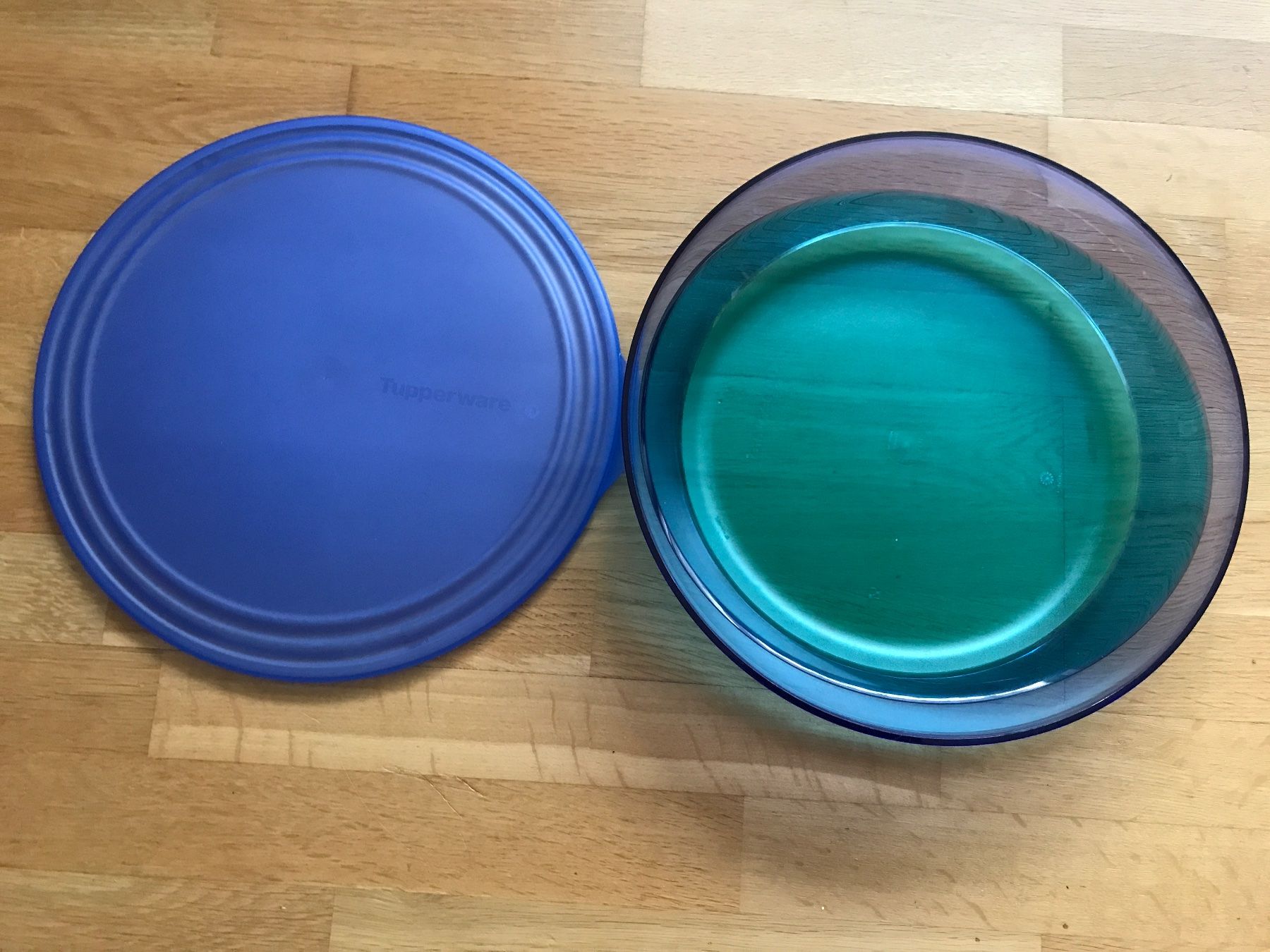Tupperware Contenitori & Simili: Tupperware Servierschale mit Deckel – Usato da Birmensdorf ZH venduto da Hilhan