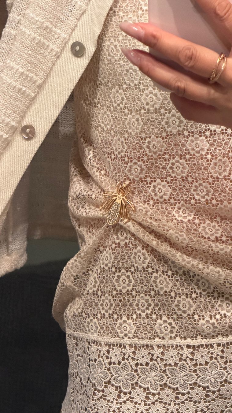 Spille & Fermagli: Guerlain Bee Brooch Pin（Clothing‑shortening) 42mm – Nuovo e nell'imballaggio originale da Chur venduto da Madeys 1