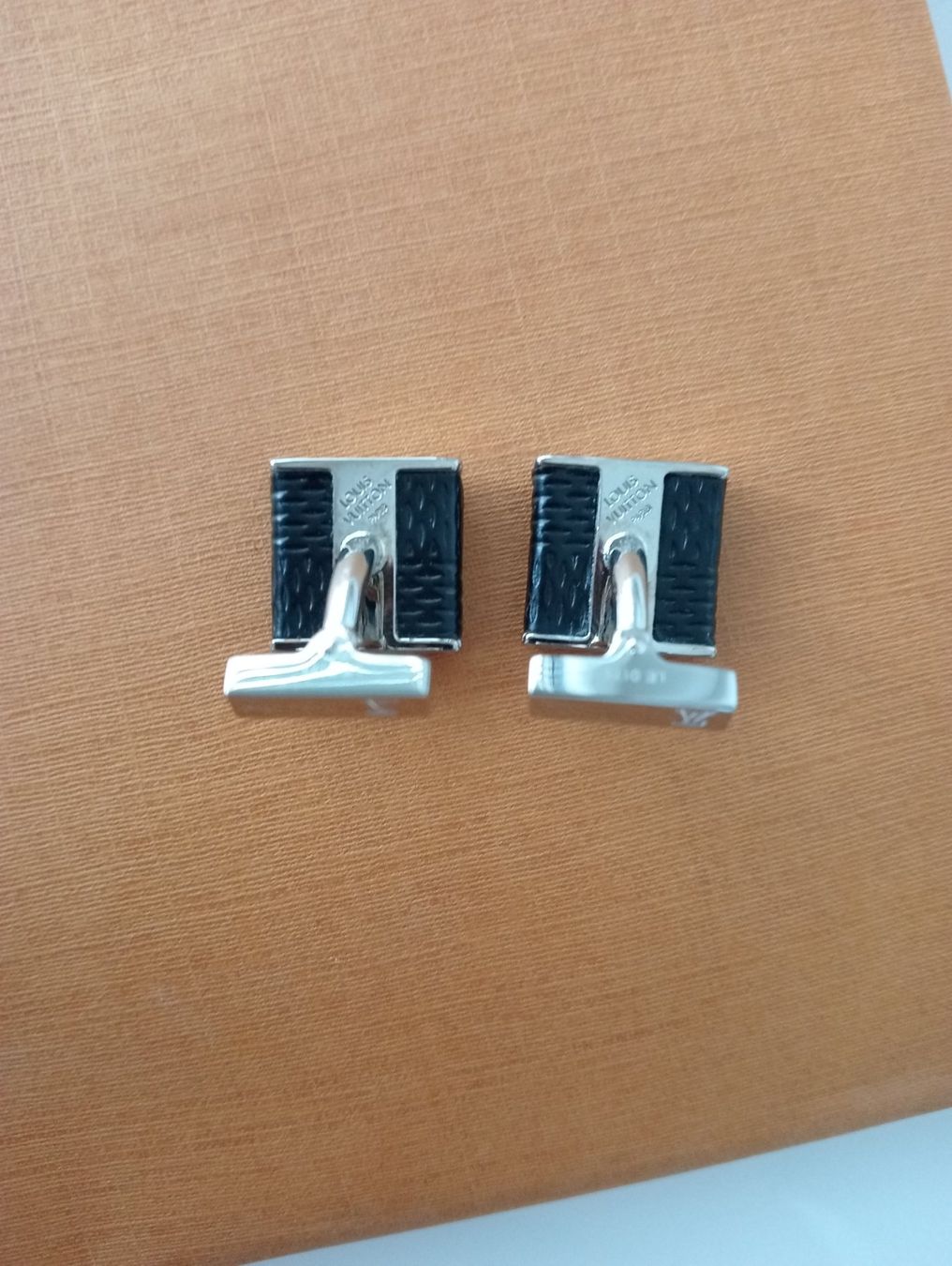 Louis Vuitton Gemelli: Louis Vuitton Manschettenknöpfe, Neu. – Nuovo e nell'imballaggio originale da Oberdorf NW venduto da ale_6r6c 3