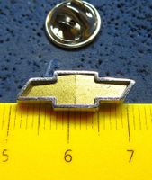 CHEVROLET AUTO LOGO GEPRÄGT GOLDIG-SILBRIG PIN 3D-OPTIC