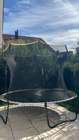 Gartentrampolin mit Sicherheitsnetz in gutem Zustand