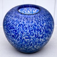 Vase en verre soufflé de Murano, bleu moucheté au fini givré