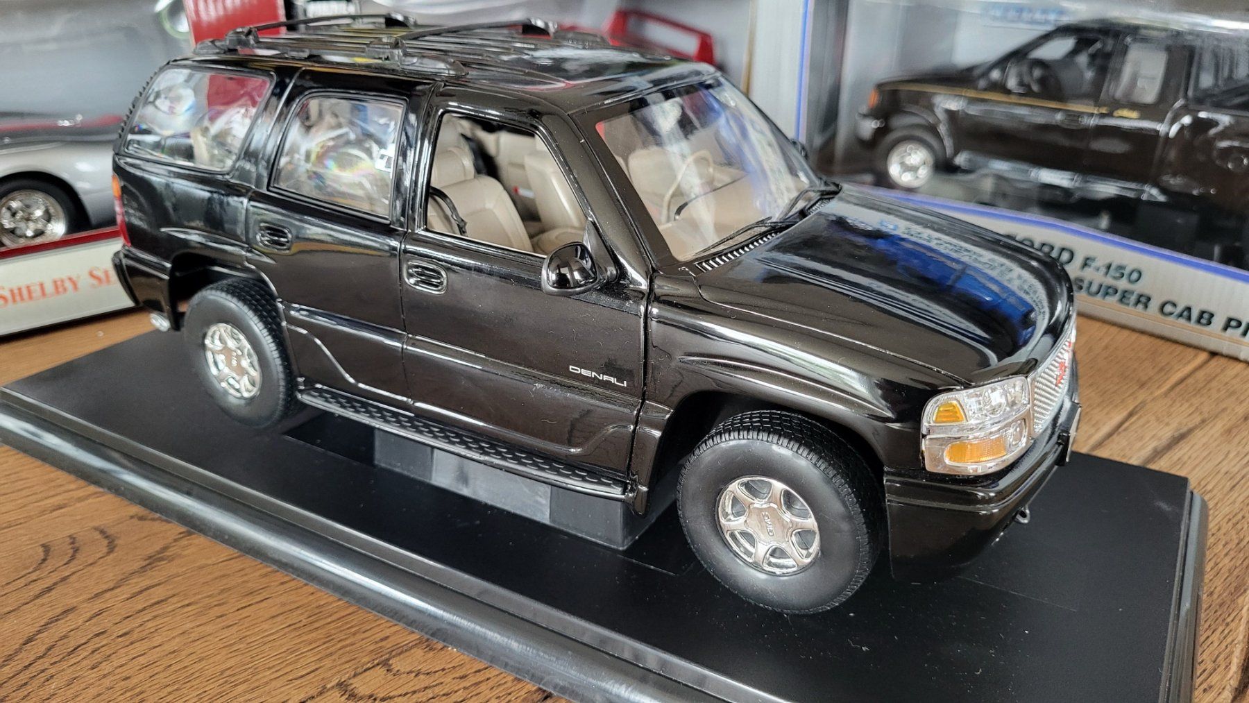 Welly Modellautos: GMC Yukon Denali 1:18 Welly – Gebraucht aus Rothrist von Juana5 2