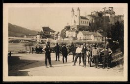 Foto-AK Aarburg, Schloss und Brücke mit Soldaten