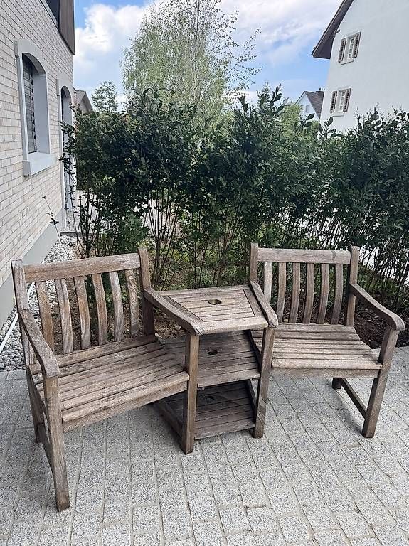 Set di tavolo e panche: Tisch Stuhl Kombination mit Schirmständer  – Usato da Zollikerberg venduto da sop_p82l