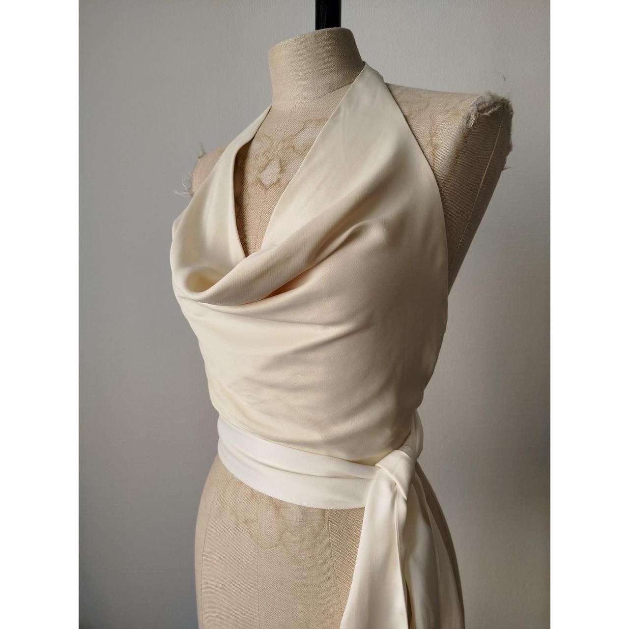 Zara Top: Satin Neckholder-Top mit Wasserfallausschnitt – Usato da St. Gallen venduto da jbu_ns6v 1