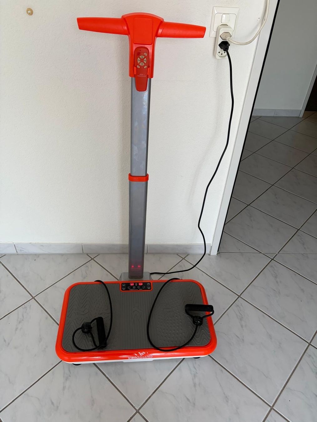 Vibroshaper Hometrainer: VibroShaper Vibrationsplatte mit Haltegriff & Trainingsbände – Gebraucht aus Aarau von don_9hqj