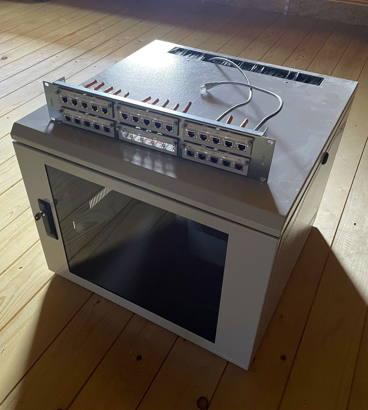 Racks & Cavalletti: 19 Zoll Serverschrank – Usato da Wynau venduto da ccaillet00