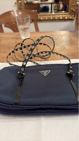 Elegante Prada Tasche Navy Blue - Ein echter Hingucker!