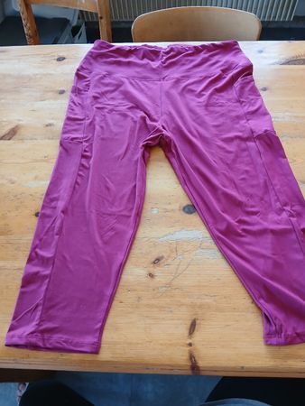 1 pantalon court.Neuf.Taille 1 xl