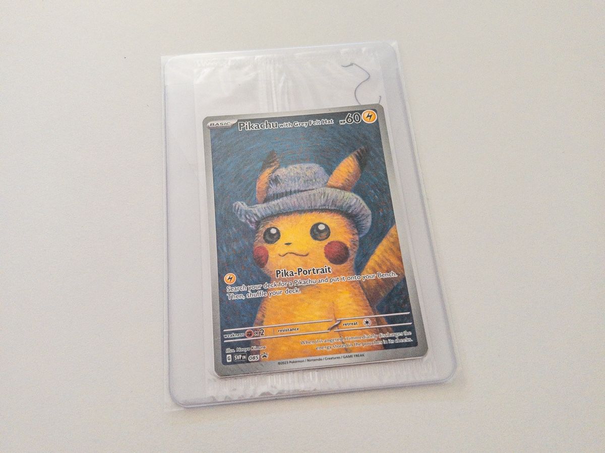 Pokémon Sammelbilder & Trading cards: Pikachu with Grey Felt Hat "van Gogh" – Neu und originalverpackt aus St-Légier-Chiésaz von porg.tcg