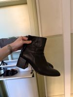 Schöne Lederstiefeletten mit Absatz