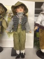 Porzellan Puppe Mädchen mit Hut und karierter Weste guter Zu