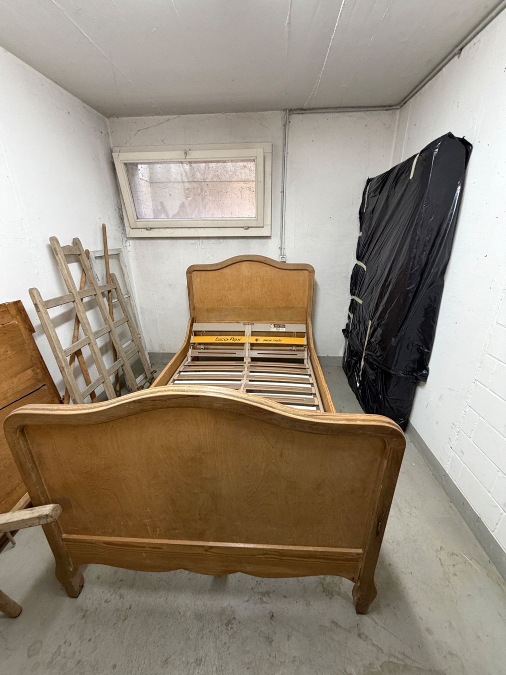 Betten: Antikes Bett, komplett,180 x 108 cm – Gebraucht aus Aeschi b. Spiez von fux_l5vd 3