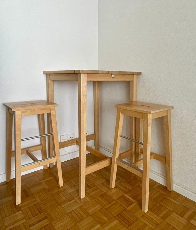Set di tavolo e panche: Massiver Bartisch 70x70 cm + 2 Barhocker – Echtholz – Usato da Zürich venduto da Mili_K